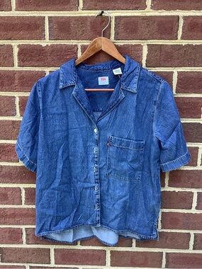 NWT Levi’s Short Sleeve Denim Top Soft Button Short Sleeve M